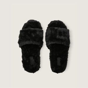 VICTORIA’S SECRET PINK Faux Fur Slippers